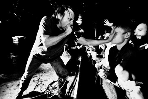 David Yow stiff arms a fan